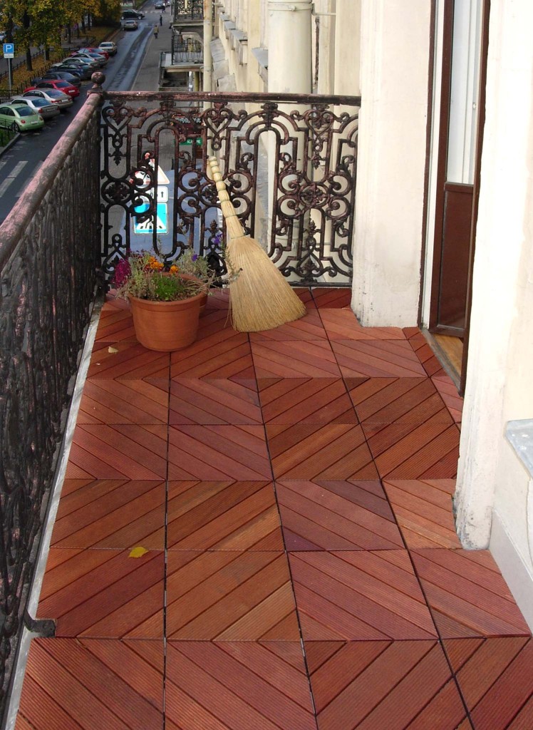 Holzfliesen für den Balkon selbst verlegen Info und Tipps