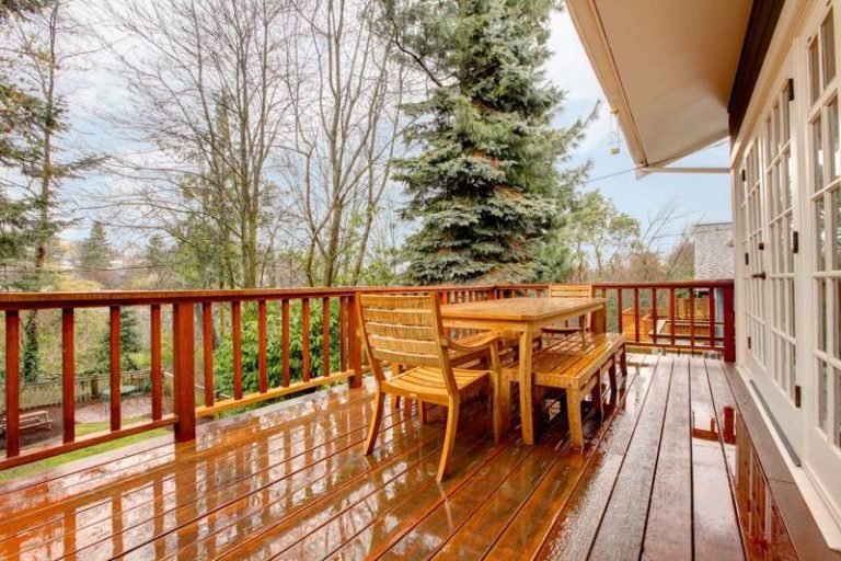 Balkongeländer aus Holz die Zierde für den Balkon